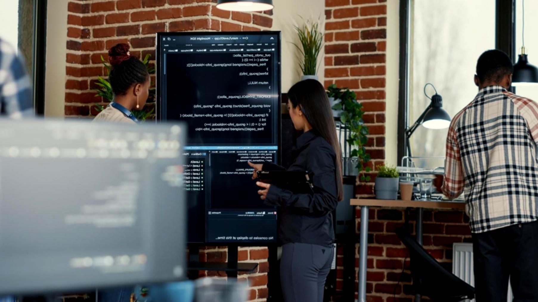 Studente al lavoro su progetto di modellazione 3D